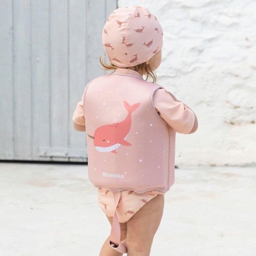 barn i lyserød svømmevest