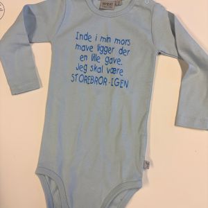 Body lyseblå med tekst