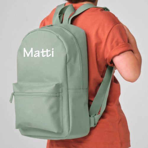 Barn med lille rygsæk med navn på