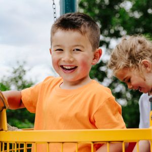 Dreng med orange t-shirt på