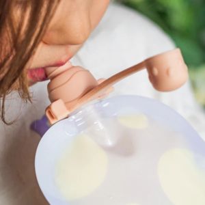 barn der drikker af en smoothie top fra ayava