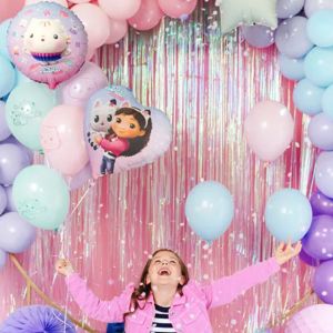 Pige med gabbys dukkehus balloner omkring sig