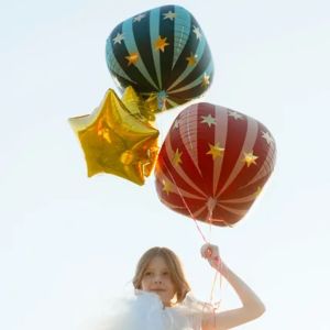 pige der holder folieballoner