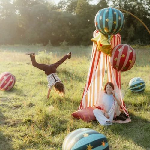 børn der leger og holder folie balloner