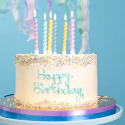 kage med snoede fødselsdagslys på