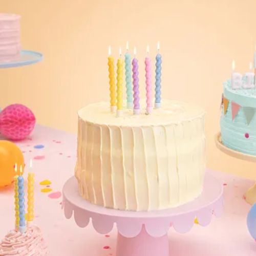 kage med snoede lagkagelys 