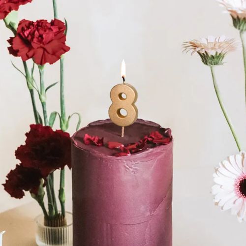 kage med et guld tallys i