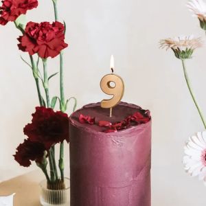 guld tallys nummer 9 i en kage.