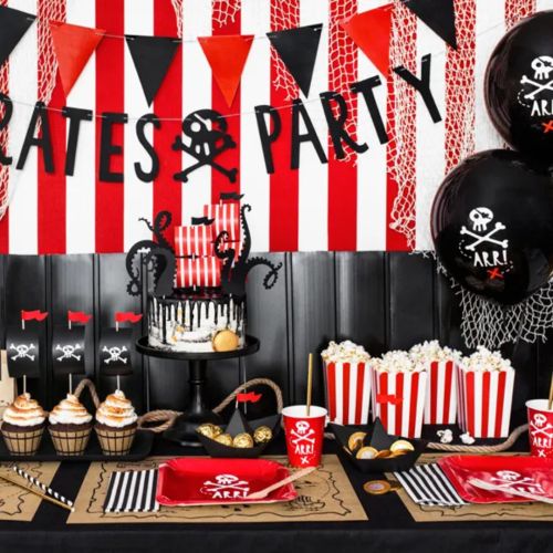 Pirat fest med stribede popcorn bægre.