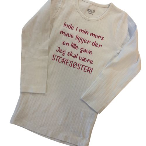 Trøje med personlig tekst med rød skrift 