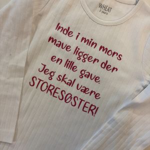 Trøje i hvid med rød skrift 