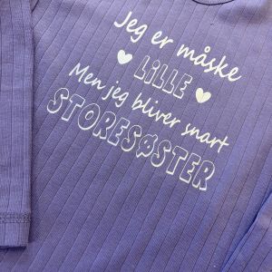 Trøje i lilla med personlig tekst