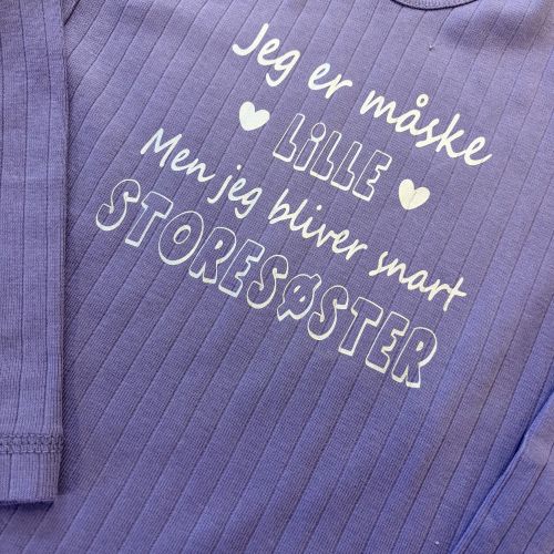 Trøje i lilla med personlig tekst