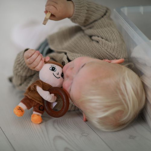 barn der leger med en Alfons Åberg bidering