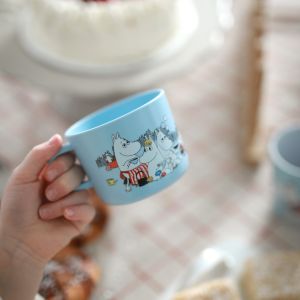 barn der holder en mumi kop med hank