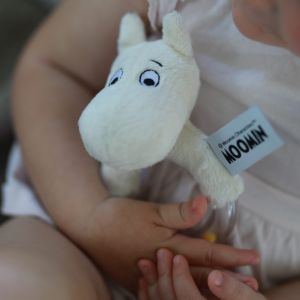 Barn der holder en mumi rangle.