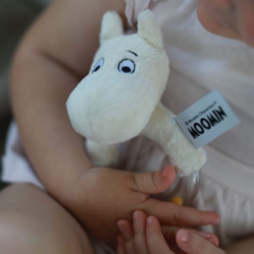 Barn der holder en mumi rangle.