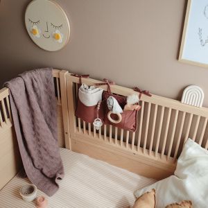 Mushie sengelomme  hængende på en seng.