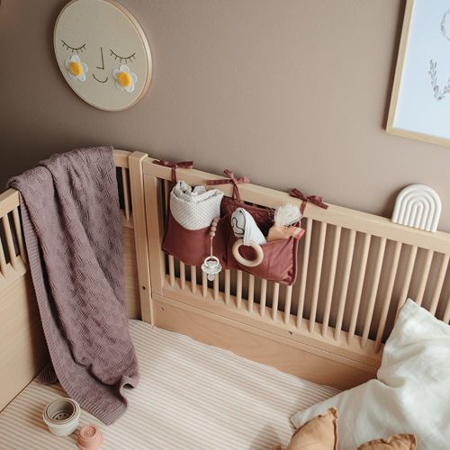 Mushie sengelomme  hængende på en seng.