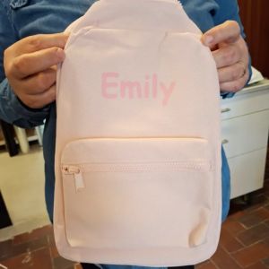Lyserød rygsæk med navn trykt på
