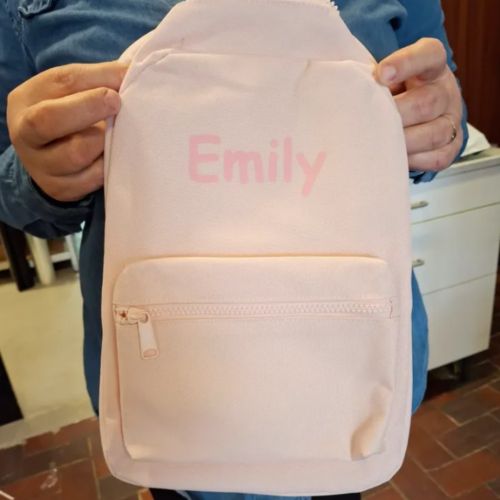 Lyserød rygsæk med navn trykt på