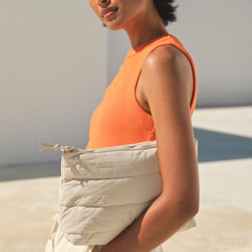 Kvinde der holder en toilettaske