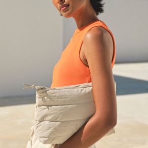 Kvinde der holder en toilettaske