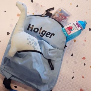 Lyseblå rygsæk med navn trykt på