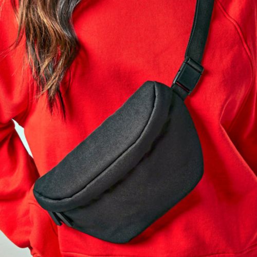 kvinde der bærer en bæltetaske