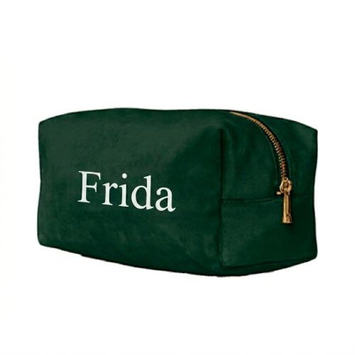 grøn toilettaske i velour med trykt navn.