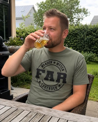 mand med fars dag t-shirt på 