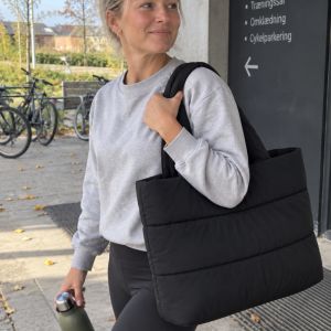 kvinde med sortsort taske 
