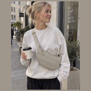 Kvinde med quilted bæltetaske