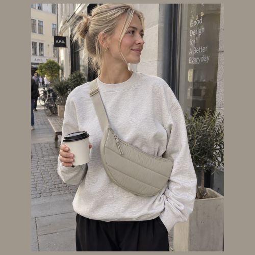 Kvinde med quilted bæltetaske