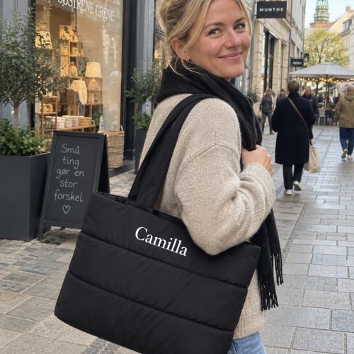 kvinde med quilted taske med navn