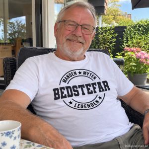 mand med hvid bedstefar t-shirt på
