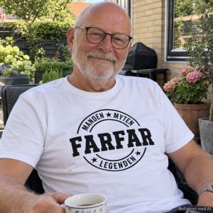 mand i hvid farfar t-shirt