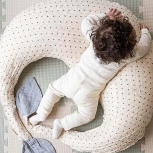 baby der ligger på en ammepude fra thats mine