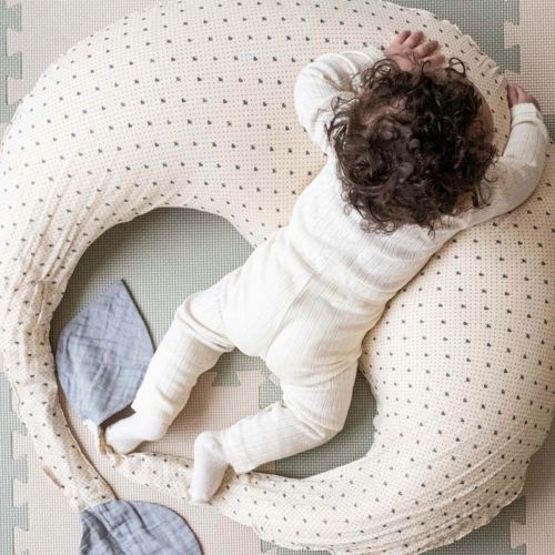 baby der ligger på en ammepude fra thats mine