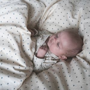 baby der ligger i sengetøj fra thats mine
