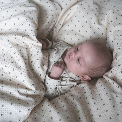 baby der ligger i sengetøj fra thats mine