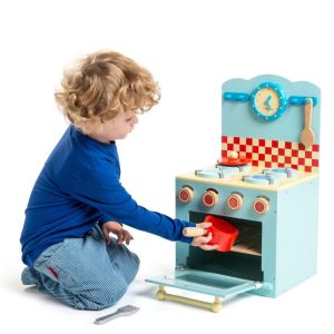dreng med legekøkken fra le toy van