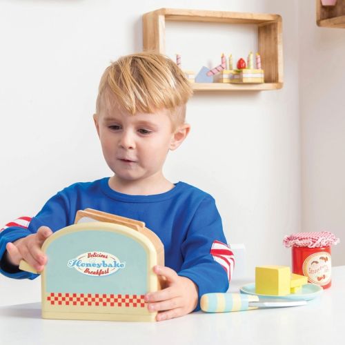 dreng der leger med brødrister trælegetøj fra Le Toy Van